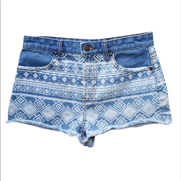 Women's Forever 21 - XXI Blue Denim Cutoff Aztec Pattern Jean Shorts Size 27 US - Picture 1 of 3